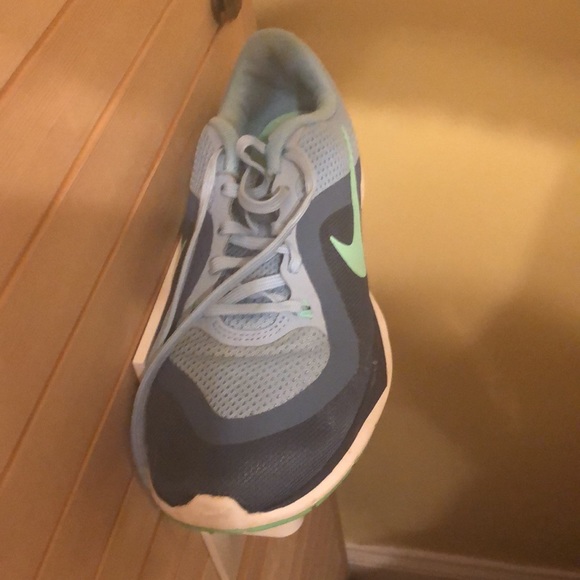 Women’s 6.5 Nike sneakers - Picture 2 of 2